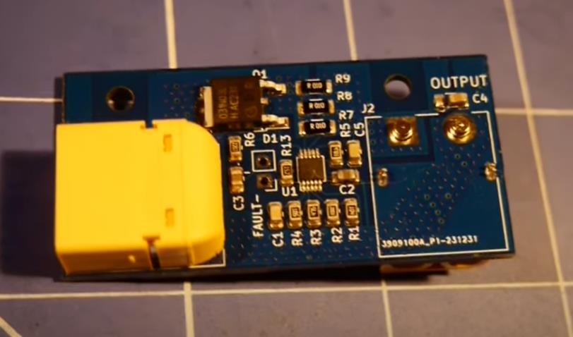 Uniwersalne zabezpieczenie zasilania radiostacji 13,8V oparte o LTC4368